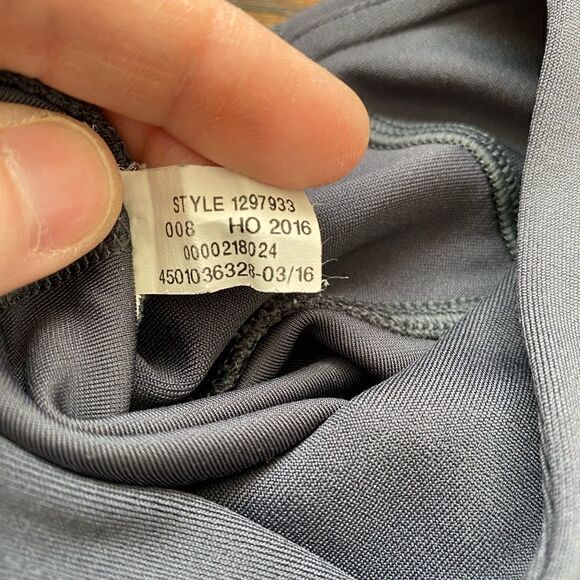 Under Armour Capris with teal mesh - Picture 3 of 9